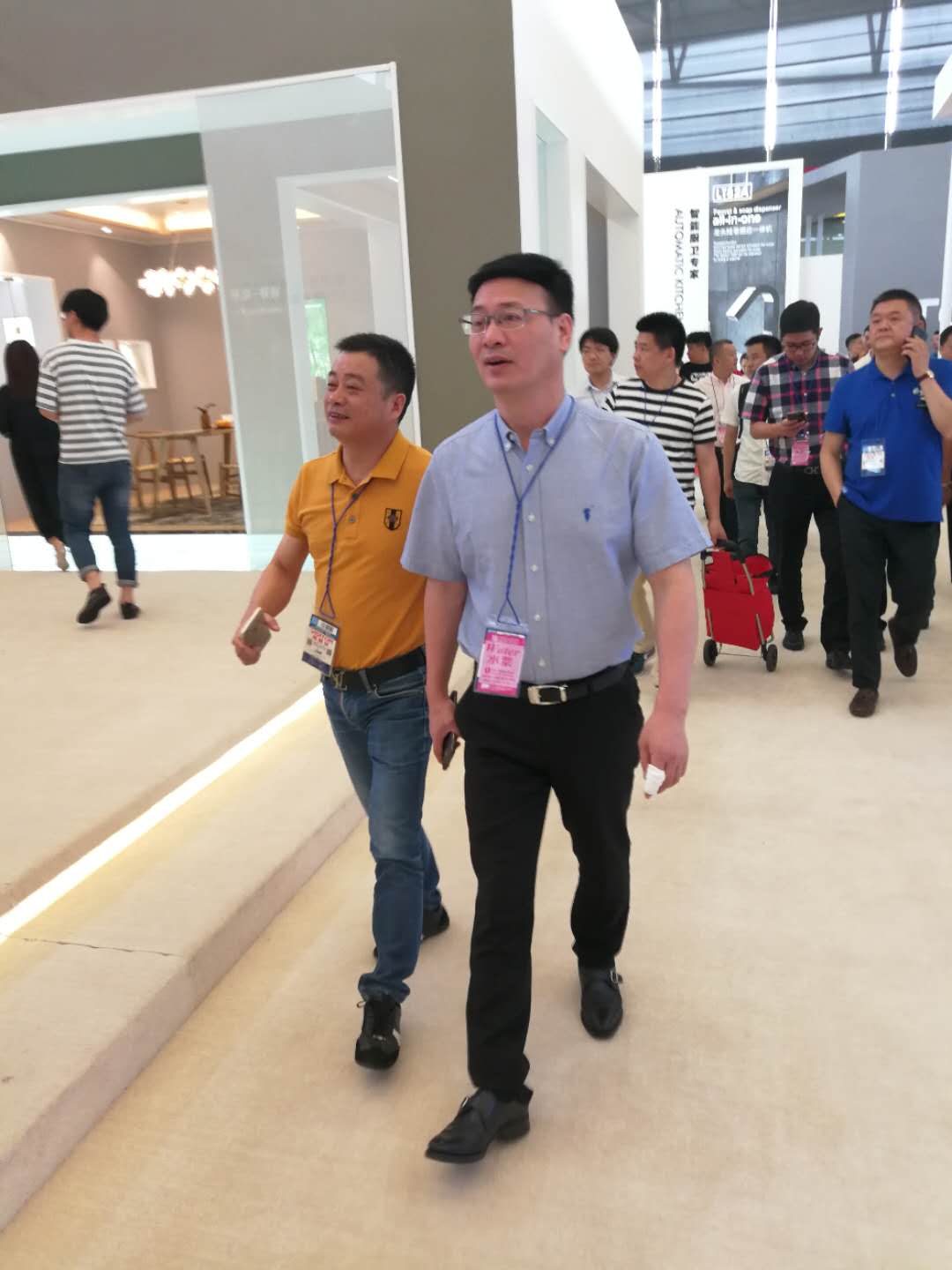 玉環(huán)副市長(zhǎng)蔡木貴一行7人參觀中國(guó)上海國(guó)際廚房衛(wèi)浴博覽會(huì)